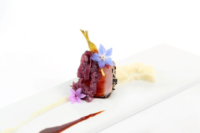 B&G, Chef Pedro Sequeira | Tataky de espadarte, cebola em duas texturas, pickles de cenoura baby, saladinha de acelgas e rúcula, €15
