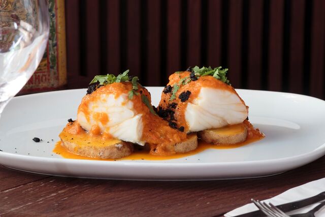 The Decadente, Chef Dinis Correia | O Bacalhau Caldeirado, um bacalhau confitado a baixa temperatura com batata e o molho de caldeirada da casa, €14