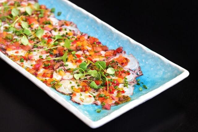 Olivier Avenida, chef Olivier da Costa | Carpaccio de polvo com pimento, tomate e coentros, €14