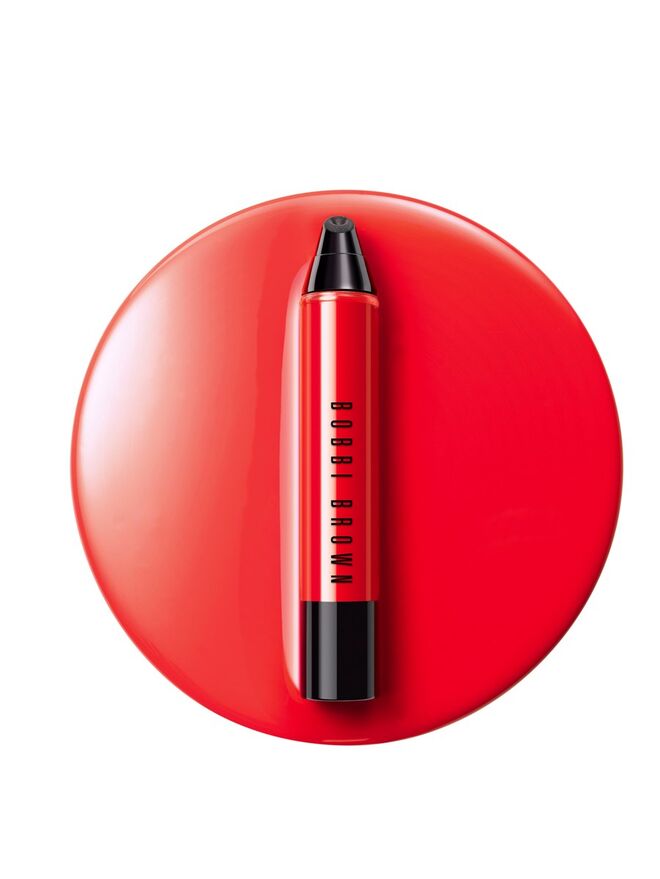 Batom de longa duração – Liquid Art Stick no tom Rich Red, €28, Bobbi Brown
