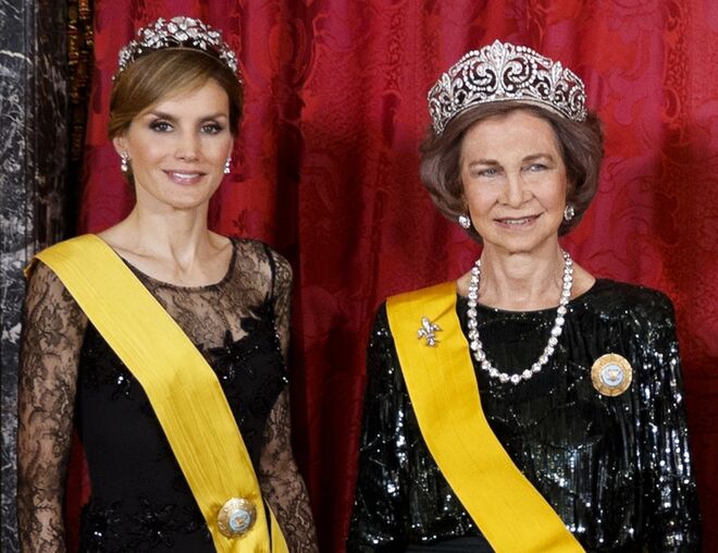  A princesa Letizia, com a tiara Floral, e a rainha Sofia, com a tiara Flor de Liz, num jantar durante a visista do presidente do México a Espanha, em junho de 2014. 