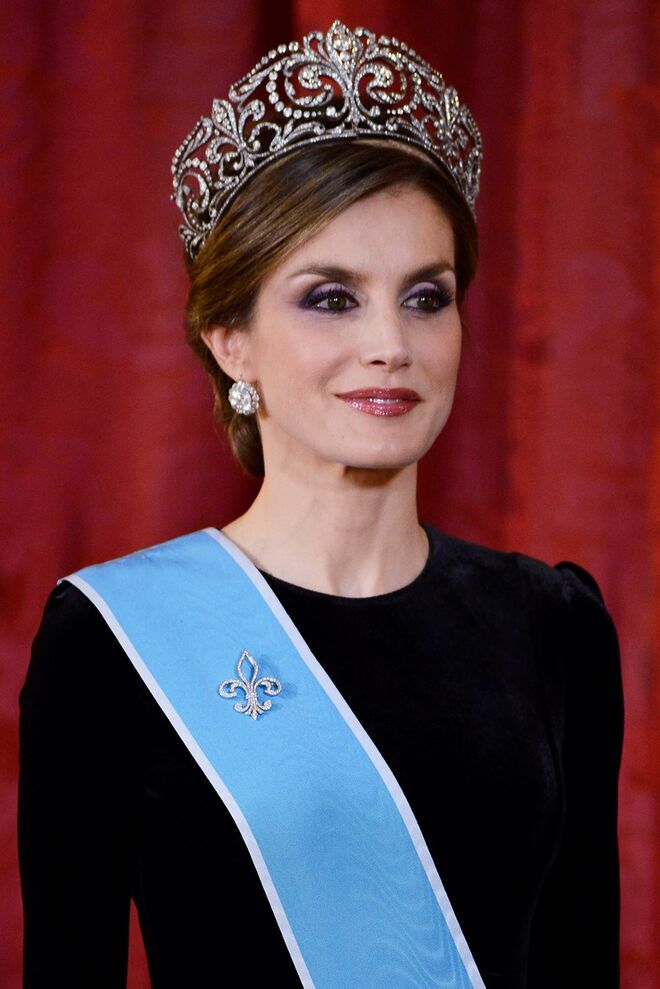 A rainha Letizia de Espanha em fevereiro de 2015, numa receção durante a visita de estado do presidente da Argentina, com a tiara Flor de Liz.