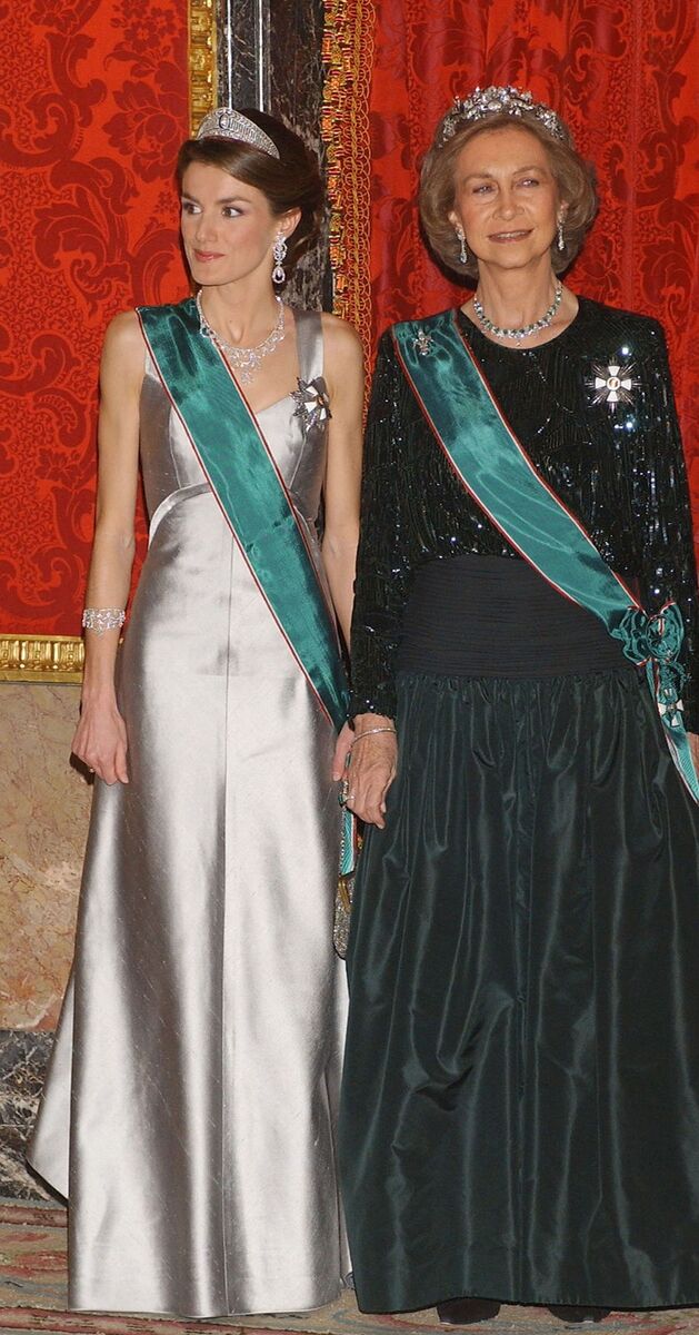 A princesa Letizia, com a tiara Prussiana, e a rainha Sofia, com a tiara Floral, numa receção durante a visita do presidente da Hungria, em janeiro de 2005.