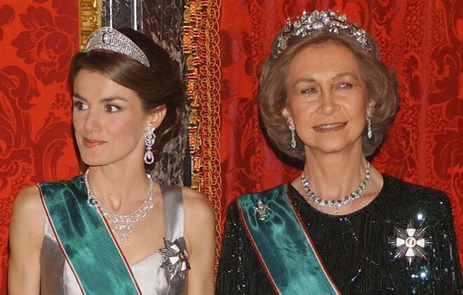 Plano aproximado da princesa Letizia, com a tiara Prussiana, e a rainha Sofia, com a tiara Floral.