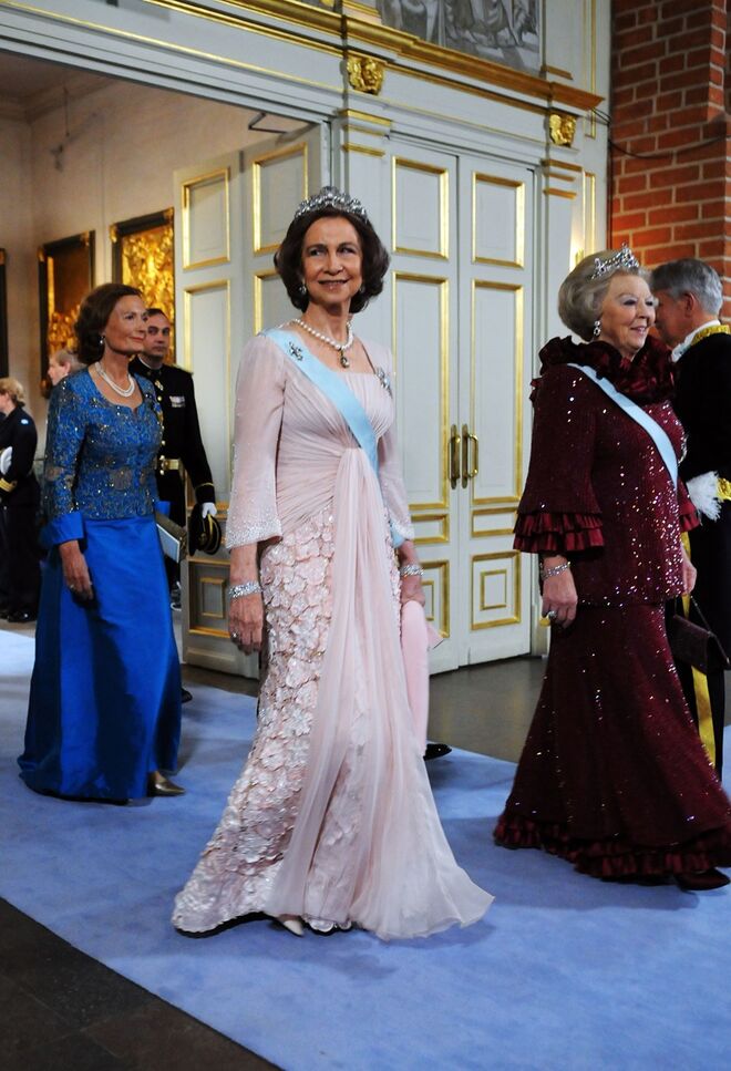 A rainha Sofia de Espanha, com a tiara Mellerio, e a rainha Beatriz da Holanda, no casamento da princesa Victoria da Suécia, em junho de 2010.