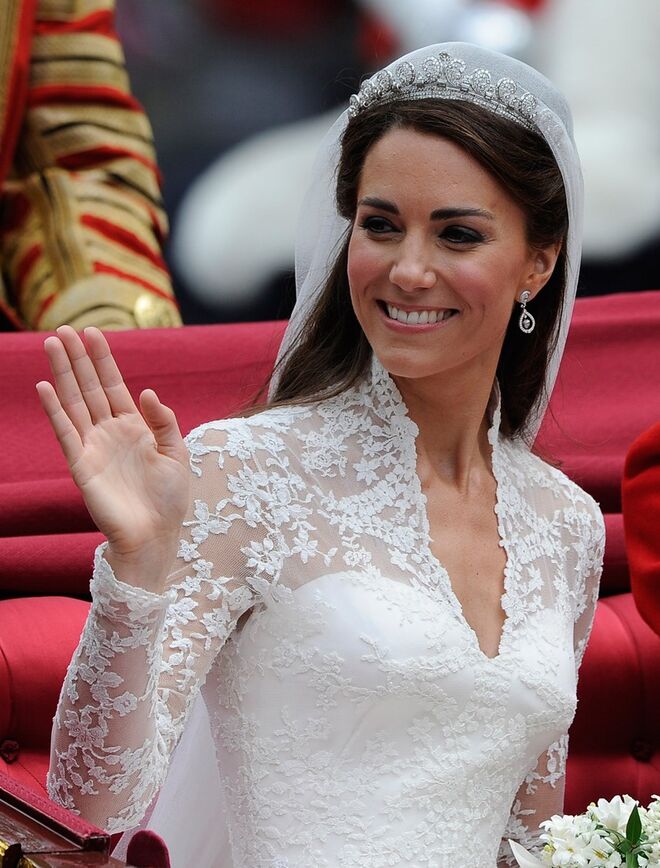 Kate Middleton, a duquesa de Cambridge, no dia do seu casamento, a 29 de abril de 2011. A noiva usou a tiara Halo, da casa joalheira Cartier, que foi criada em 1936, pertence à coleção da família real britânica e foi emprestada à noiva pela rainha Isabel II.