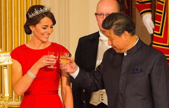Plano aproximado da duquesa de Cambridge, com a tiara Flor de Lótus, a brindar com Xi Jinping, o presidente da China.