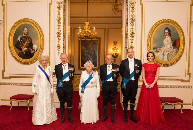 A duquesa de Cambridge usou a tiara Cambridge Lover’s Knot, em dezembro de 2016, na Diplomatic Annual Reception, no palácio de Buckingham. Na imagem com a duquesa da Cornualha, o príncipe Carlos, a rainha Isabel II, o príncipe Filipe e o príncipe William.