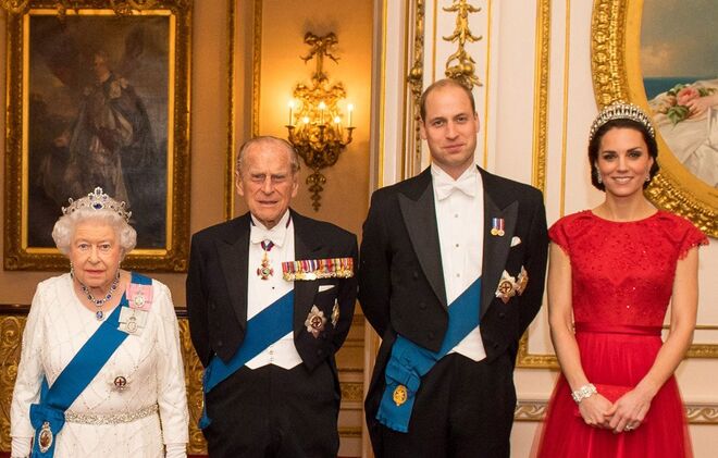 Plano aproximado da duquesa de Cambridge com a tiara Cambridge Lover’s Knot. Esta tiara foi encomendada pela rainha Mary à casa joalheira real Garrard, no início do século XX.