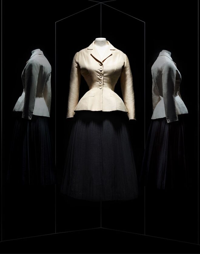 Tailleur Bar, Christian Dior, Alta-Costura primavera/verão 1947. © Photo Les Arts Décoratifs / Nicholas Alan Cope