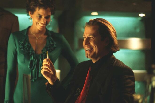 Operação Swordfish (2001) | Halle Berry ganhou cerca de 2,5 milhões de dólares pelo filme e consta que um quinto dessa quantia se deveu a um bónus por uma cena em topless. John Travolta recebeu 20 milhões.