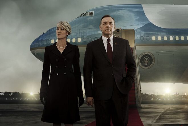 House of Cards (2013) | Em 2014, Kevin Spacey recebia 500 mil dólares por episódio, enquanto Robin Wright ganhava 80 mil a menos. Em 2016, a atriz exigiu mais igualdade entre os salários de ambos, conseguiu um aumento, mas ainda assim não atingiu o mesmo valor do colega. 
