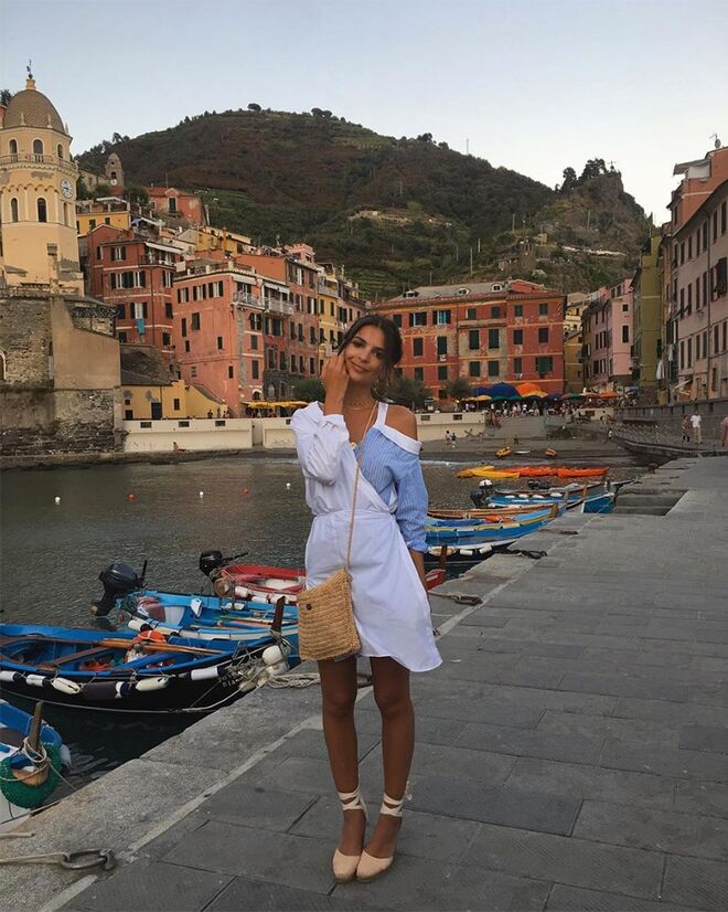 Emily Ratajkowski, em Vernazza (Itália)