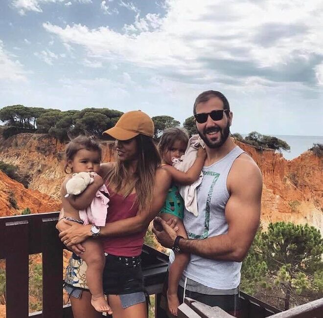 Carolina Patrocínio e Gonçalo Uva, com as filhas Frederica e Diana, no Algarve