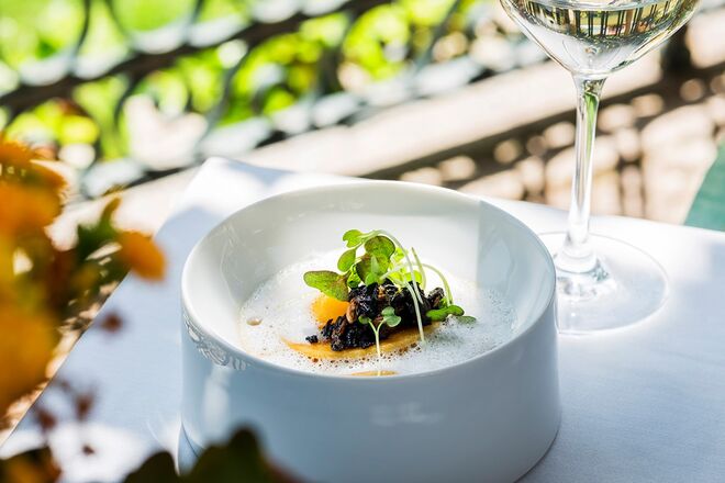 Restaurante Rabelo do Vintage House Hotel | Ravioli de queijo da Serra, creme de aipo e cogumelos da estação