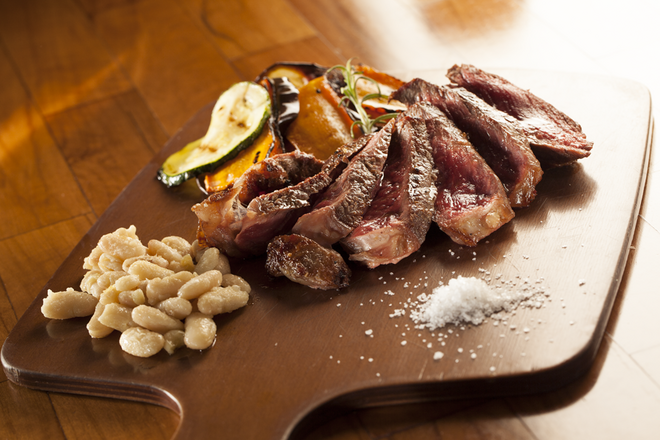 Populi | Entrecôte, 250gr, com 30 dias de maturação, legumes na grelha e feijão branco à moda da Toscana