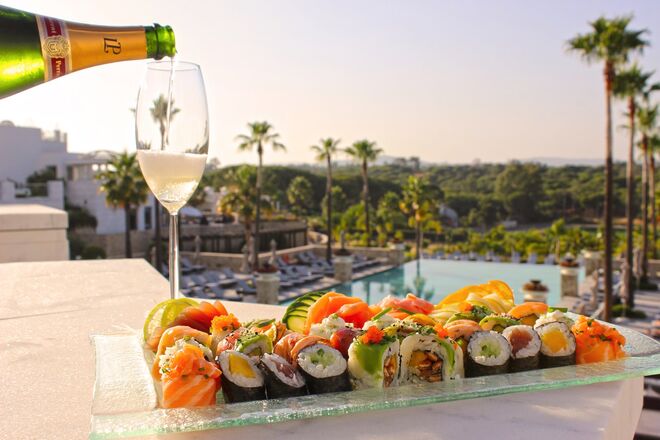 Sushi Lago Lounge no Conrad Algarve, Almancil | Combinados Mistos de Sushi e Sashimi com 25 peças (30€), 50 peças (60€) ou 85 peças (80€).