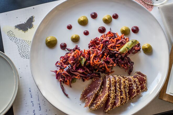 Infame | Flash Tuna com atum com crosta de sésamo, citrinos e salada coleslaw asiática, beterrabas e abacate (17€) 