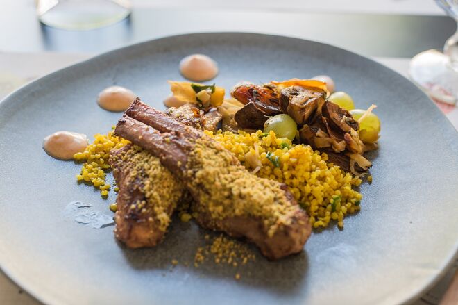 Infame | Yo’go Lamb, um borrego em crosta de amendoins wasabi e lima com bulgur de açafrão (€16) 