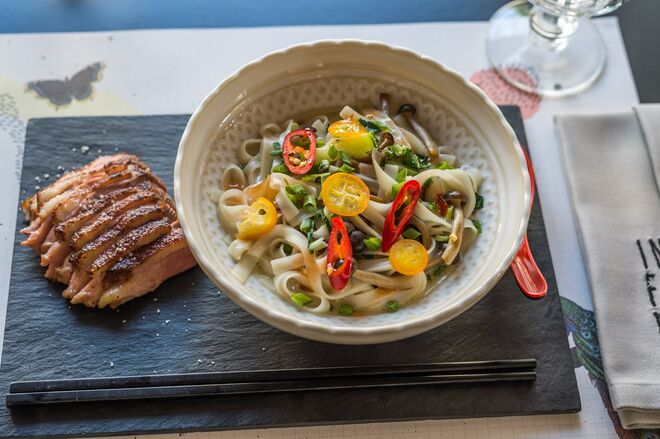 Infame | Duck Pond, um magret de pato em caldo japonês com folhas de Bruxelas, cogumelos shimeji, noodles de arroz e kumquat (€17) 