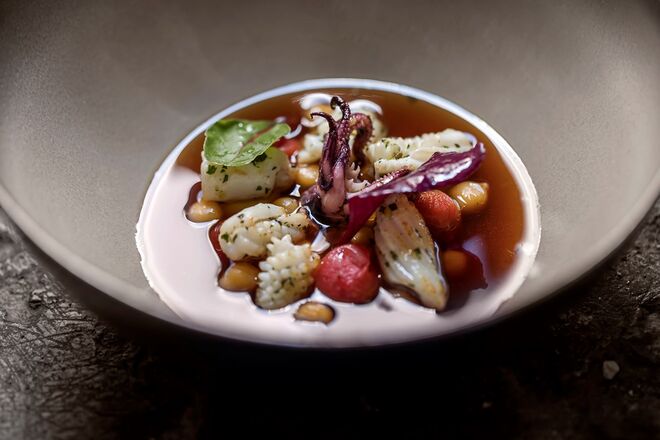 Alma | Lula, grão, tomate confit, acelgas e caldo de lula (€21) 