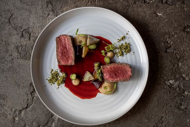 Alma | Novilho nacional, puré de raiz de salsa, texturas de beterraba e jus de estragão (€33)