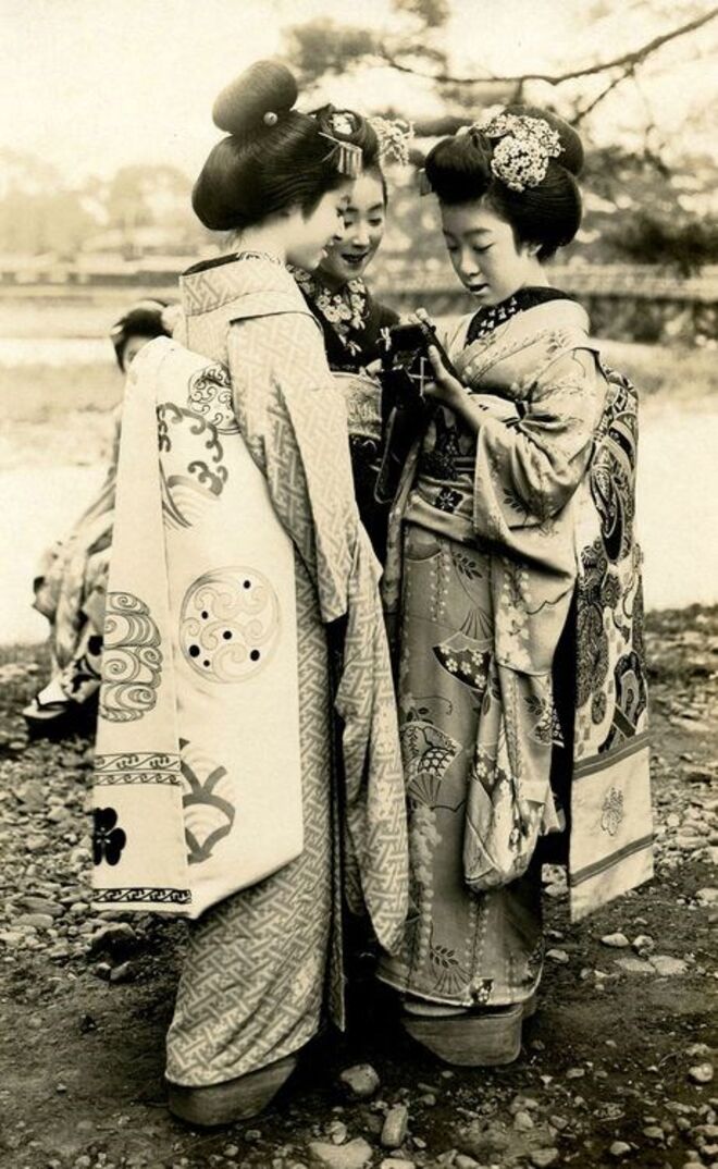 Three Maiko Girls with a Camera, Japão, 1920