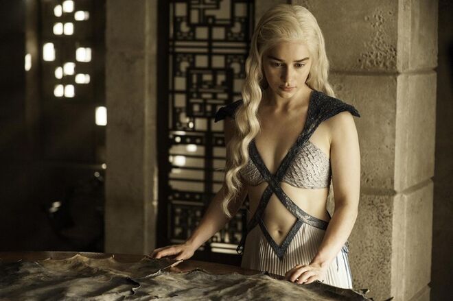 Emilia Clarke como Daenerys Targaryen