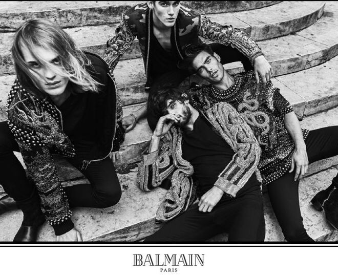 Natasha Poly, Lara Stone, Presley Gerber, Ton Heukels, Jon Kortagarena, Marlon Teixeira, Grace Bol, Aleyna Fitzgerald, Alexina Graham e Valery Kaufman. Balmain para outono/inverno 2017-2018 © Olivier Rousteing