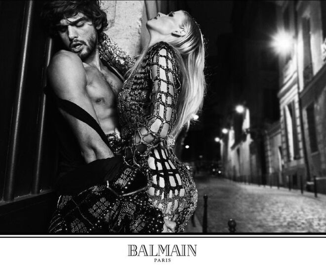 Natasha Poly, Lara Stone, Presley Gerber, Ton Heukels, Jon Kortagarena, Marlon Teixeira, Grace Bol, Aleyna Fitzgerald, Alexina Graham e Valery Kaufman. Balmain para outono/inverno 2017-2018 © Olivier Rousteing