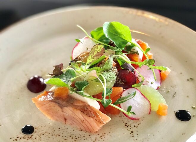 Bastardo, chef David Jesus | Salada de salmão mozzarela e tomate, €10