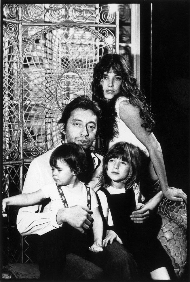 Charlotte, Kate Barry, Serge Gainsbourg e Jane Birkin (França, 1973)