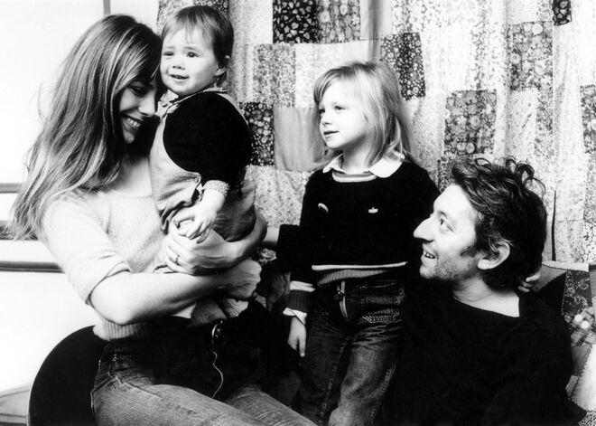 Jane Birkin, Charlotte, Kate Barry e Serge Gainsbourg (França, 1972)