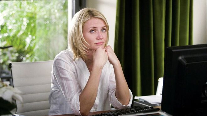 Recorrer a agências | Na Internet existem vários sites através dos quais se consegue, em pouco tempo, tratar de tudo para uma viagem: voos, hotéis, aluguer de carros, etc. É o caso da Trivago (https://www.trivago.pt/) ou o Kayak (https://www.kayak.pt/). 