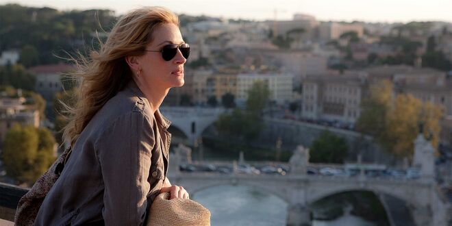 Viajar a meio da semana | A melhor regra é não viajar aos fins de semana, tendo em conta que os preços aumentam devido à maior procura nesses dias. As segundas e sextas-feiras são também complicadas, pois são os dias em que acontecem a maioria das idas e regressos de viagens de negócios. Os dias mais baratos são geralmente as terças, as quartas e os sábados. Quanto ao horário dos voos, o melhor é ser ao meio dia ou de madrugada. Se optar por viajar de madrugada, há que assegurar-se que chega ao aeroporto do destino numa altura do dia em que os transportes funcionem, caso contrário acabamos por pagar mais.  