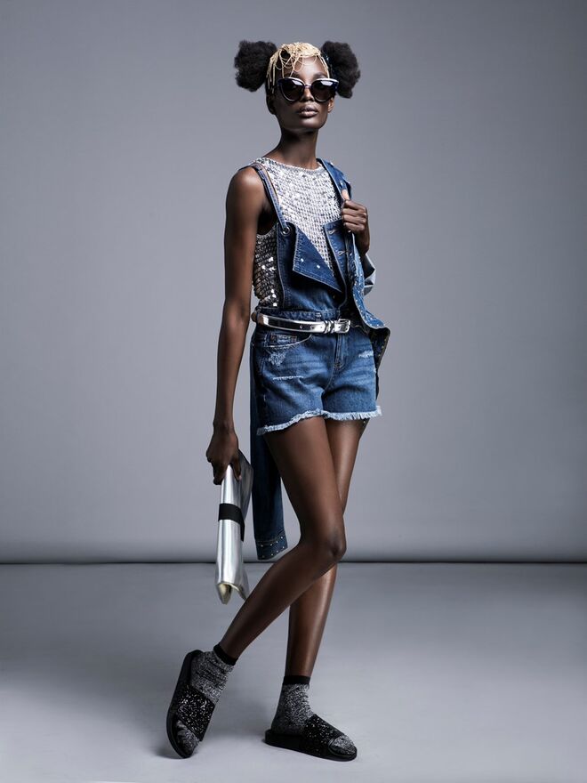 Denim in Party | Styling - Ana Magalhães Modelo – Djena   Face Models | Blusão, Zara. Macacão,  Pull&Bear. Top,  Du Chic a Vendre. Óculos de sol, Parfois. Cinto e meias da produção. Clutch, Maria Maleta. Chinelos, Oysho.