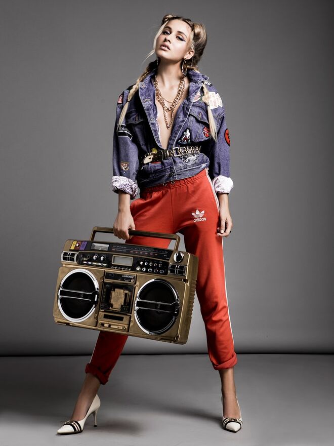 REVENGE OF THE 90'S | Stylist :  Pips Maurício Modelo : Erica Matos / Face Models | Blusão, Pull & Bear Calças, Adidas Brincos e Colares da produção Cinto: Du Chic à Vendre Sapatos, Gucci na Du Chic à Vendre