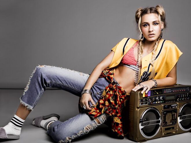 REVENGE OF THE 90'S | Stylist :  Pips Maurício Modelo : Erica Matos / Face Models | Colete da produção Soutien, Victoria's Secret Camisa, Du Chic à Vendre Calças, brincos e colares da produção Meias, Adidas Chinelos, Primark