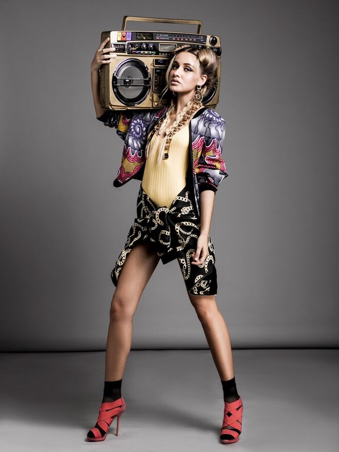 REVENGE OF THE 90'S | Stylist :  Pips Maurício Modelo : Erica Matos / Face Models |Bomber,  Guadalupe Body, Primark Bomber atado `cintura, H&M Brincos, Karl Lagerfeld na Du Chic à Vendre Colar, Du Chic à Vendre Soquetes, Farm