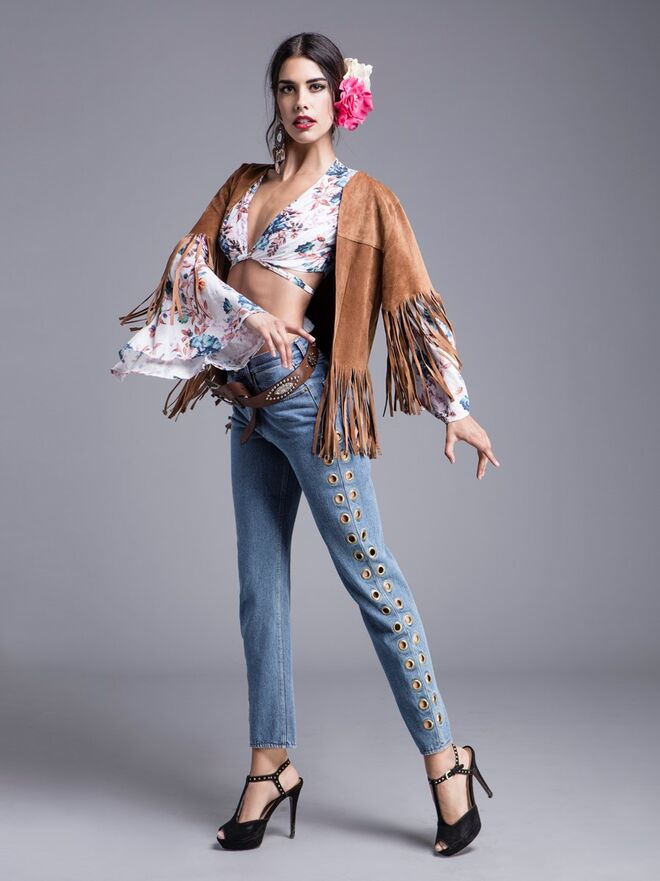 Olé!!! Cowgirl | Styling Susana Pinto Modelo Isabela Valadeiro Face Models | Calças, Aly John. Colete, top, cinto, sapatos e flores da produção. 