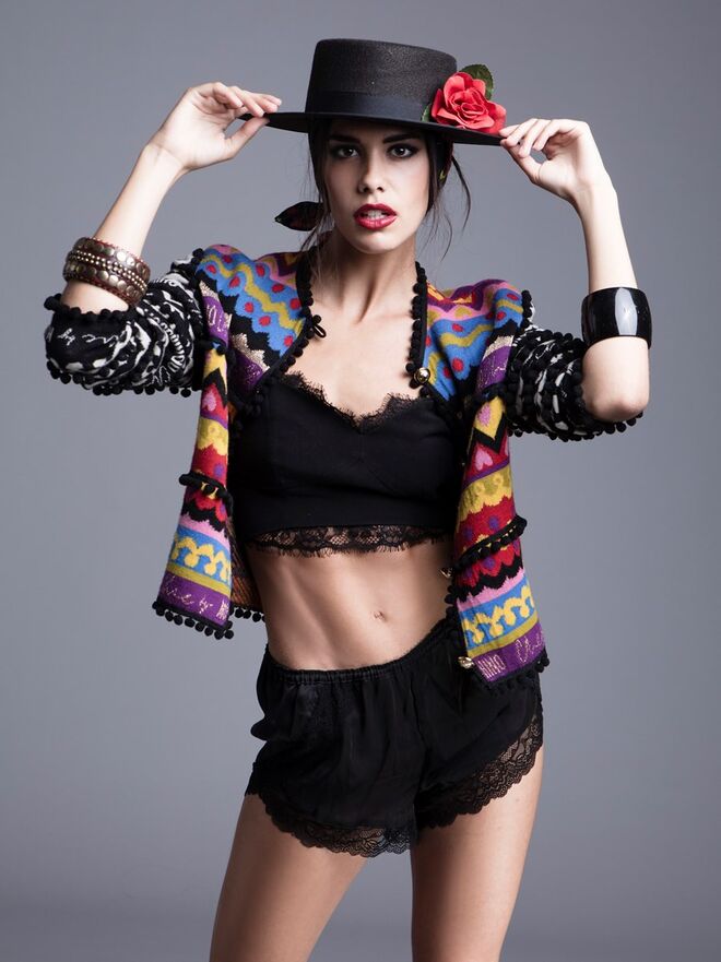 Olé!!! Cowgirl | Styling Susana Pinto Modelo Isabela Valadeiro Face Models | Casaco, Moschino na Du Chic à Vendre.  Top, calções, pulseiras, lenço e chapéu, tudo da produção.