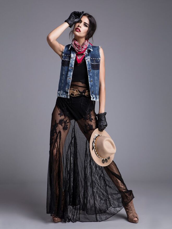 Olé!!! Cowgirl | Styling Susana Pinto Modelo Isabela Valadeiro Face Models |  Colete, vestido, lingerie, lenço, luvas, chapéu e botas, tudo da produção. Cinto, Du Chic à Vendre.