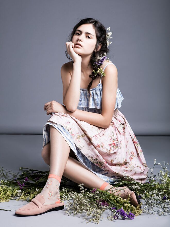 Strong-willed | Stylist: Carmen Bule Modelo: Sandra Fernandes – Face Models |  Vestido, Stradivarius; saia e meias da produção; Sapatos, H&M