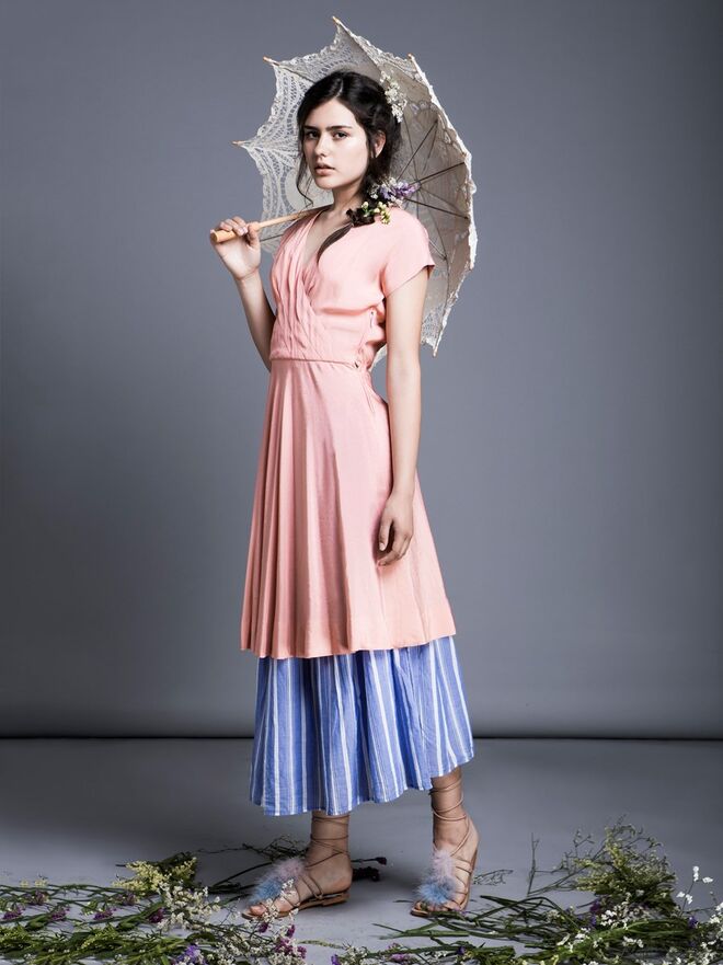 Strong-willed | Stylist: Carmen Bule Modelo: Sandra Fernandes – Face Models |  Vestido e sombrinha da produção;Saia, Stradivarius; sandálias, Zara