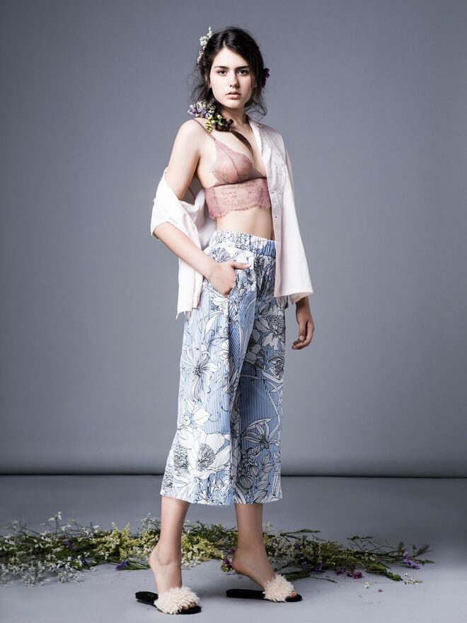 Strong-willed | Stylist: Carmen Bule Modelo: Sandra Fernandes – Face Models | Camisa e soutien da produção; calças e sandálias , Zara