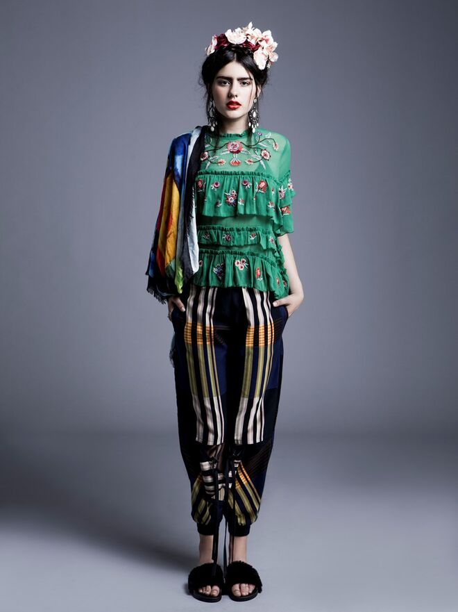 Fashion Frida | Stylist Amanda Nunes   Modelo Sandra Fernandes   Face models | Blusa, Zara  Calças, Ricardo Andrez  Lenço, Antiflop Coroa de flores e chinelos, Primark  Brincos da produção 