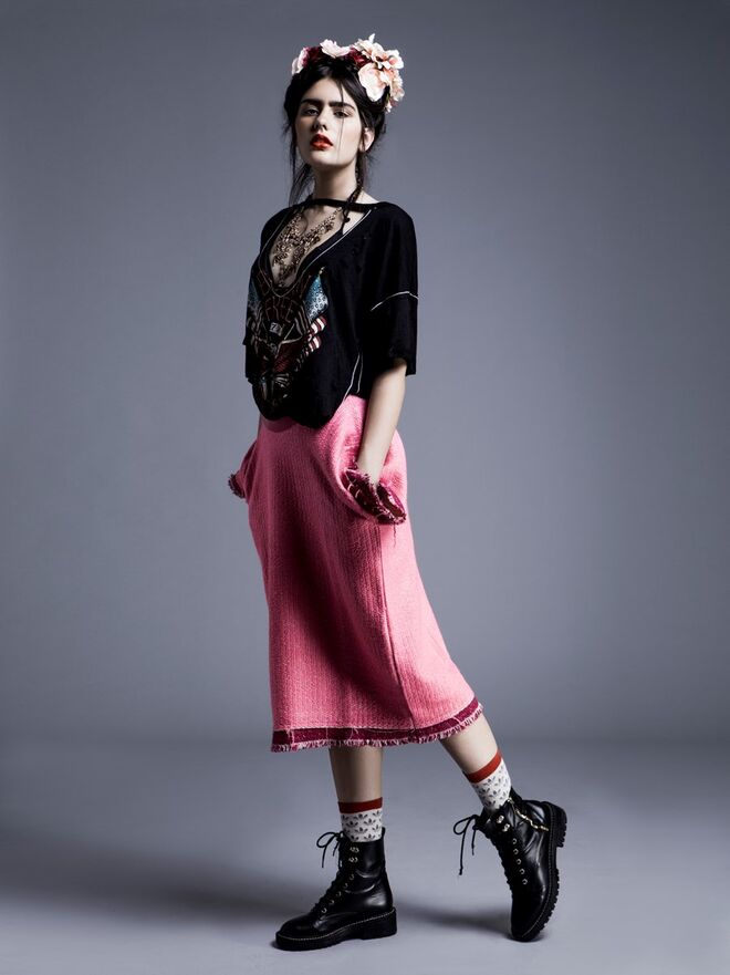 Fashion Frida | Stylist Amanda Nunes   Modelo Sandra Fernandes   Face models | T-shirt da produção  Camisola usada como saia, Ricardo Andrez Coroa de flores, Primark  Colar e botas da Produção  Meias, Adidas 