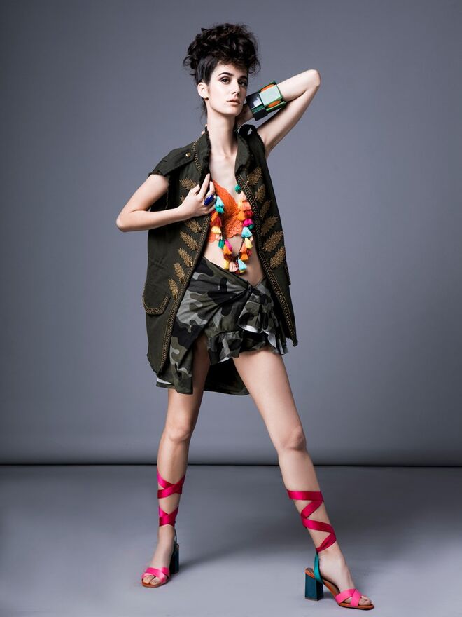 BRIGHT & ARMY | STYLIST: Beatriz Clemente MODELO: Helena Sarmento AGÊNCIA: Face Models | Colete e t-shirt usada como saia, tudo Zara. bralette, pulseiras, colar e anel, tudo da produção. Sapatos, Stradivarius. 