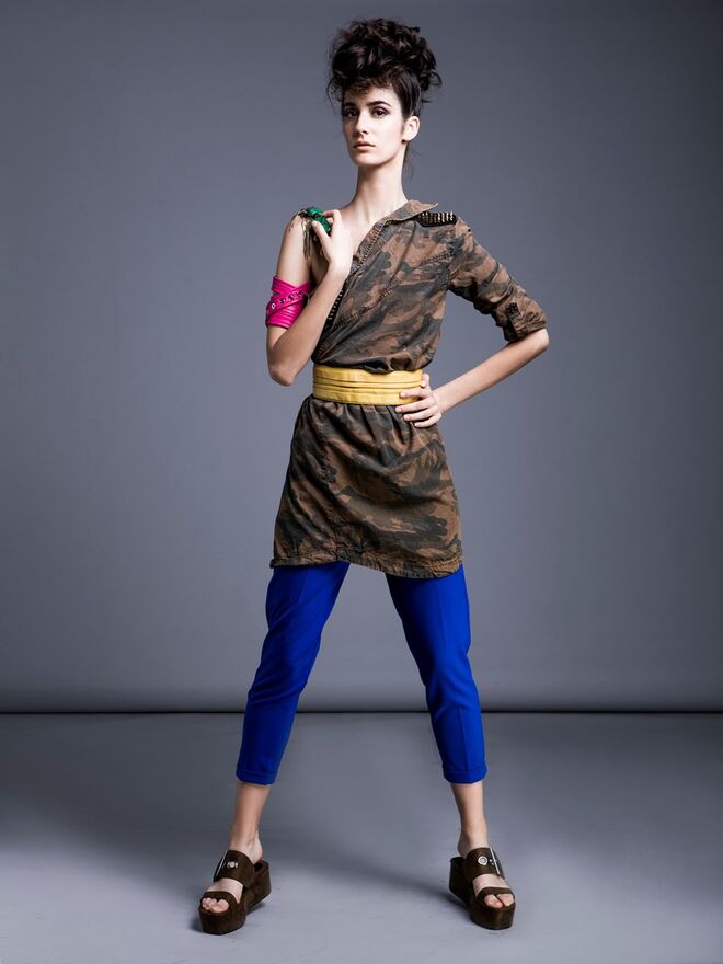 BRIGHT & ARMY | STYLIST: Beatriz Clemente MODELO: Helena Sarmento AGÊNCIA: Face Models | Camisa da produção. Calças, Bershka. Colar e cinto usado como pulseira, tudo da produção. Cinto, Du Chic à Vendre, Sandálias, Pull&Bear. 