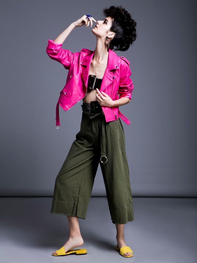 BRIGHT & ARMY | STYLIST: Beatriz Clemente MODELO: Helena Sarmento AGÊNCIA: Face Models | Casaco e calças, tudo Bershka. Anéis, brinco e cintos, tudo da produção. Sandálias, Zara. 